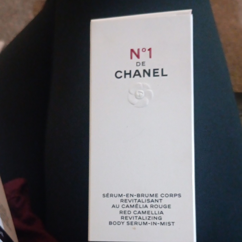 CHANEL N°1 Red Camellia Revitalizing Serum